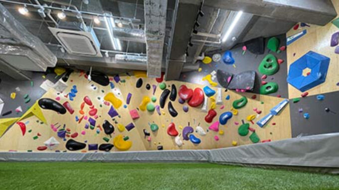 東京都のクライミング施設「Urban Base Camp（アーバンベースキャンプ） 新宿」の紹介記事